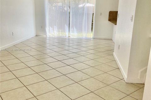 Townhouse in Cutler Bay, Florida 3 bedrooms, 120.31 sq.m. № 2070395 - photo 7