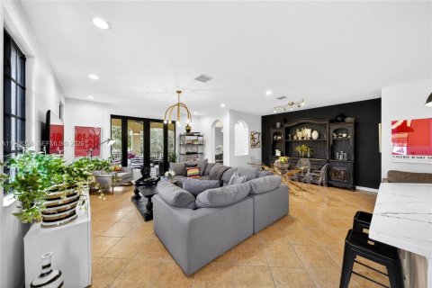 Townhouse in Weston, Florida 4 bedrooms, 219.25 sq.m. № 2189410 - photo 12