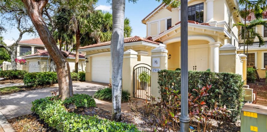 Townhouse in Weston, Florida 4 bedrooms, 219.25 sq.m. № 2189410