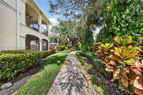 Townhouse in Weston, Florida 4 bedrooms, 219.25 sq.m. № 2189410 - photo 23
