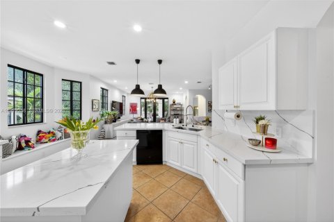 Townhouse in Weston, Florida 4 bedrooms, 219.25 sq.m. № 2189410 - photo 5
