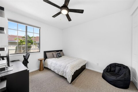 Townhouse in Weston, Florida 4 bedrooms, 219.25 sq.m. № 2189410 - photo 17