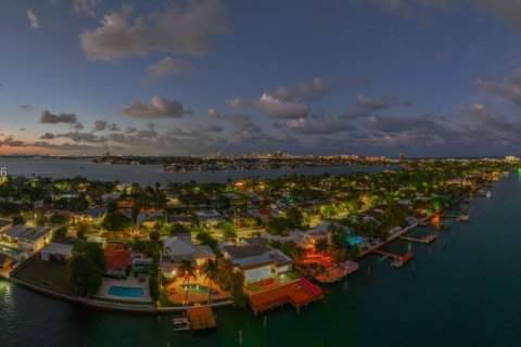 Casa en venta en Miami Beach, Florida, 4 dormitorios, 400.87 m2 № 2268715 - foto 17