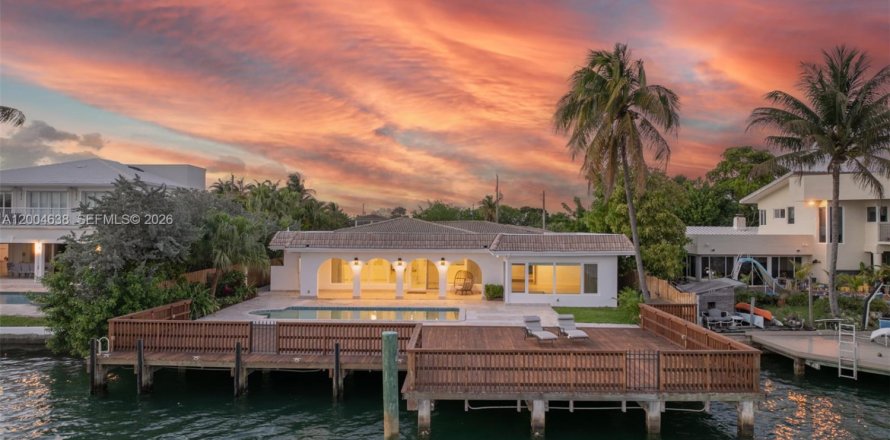 Casa en Miami Beach, Florida 4 dormitorios, 400.87 m2 № 2268715
