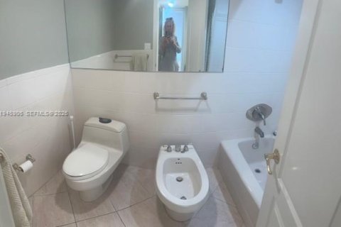 Condo in Coral Gables, Florida, 2 bedrooms  № 2003364 - photo 12