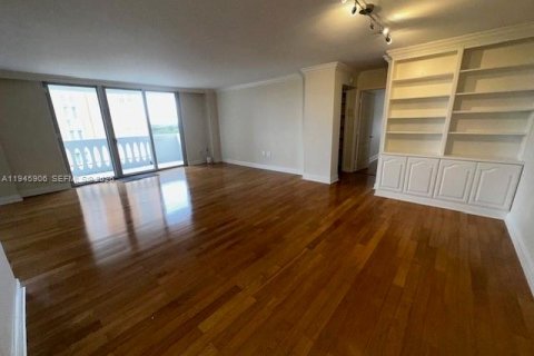 Condo in Coral Gables, Florida, 2 bedrooms  № 2003364 - photo 3