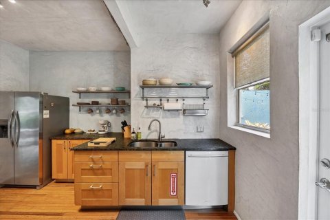House in Sarasota, Florida 2 bedrooms, 109.07 sq.m. № 2235634 - photo 13