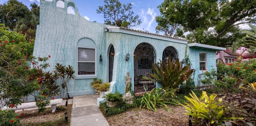 House in Sarasota, Florida 2 bedrooms, 109.07 sq.m. № 2235634