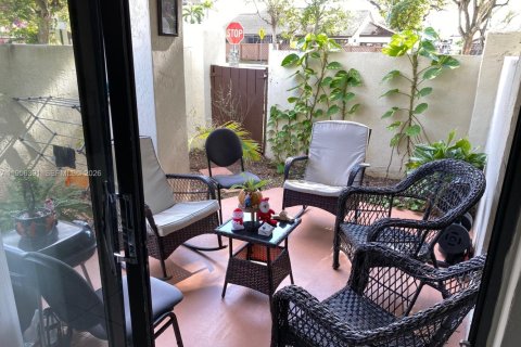 Condominio en alquiler en Miami, Florida, 3 dormitorios, 106.84 m2 № 2011655 - foto 5