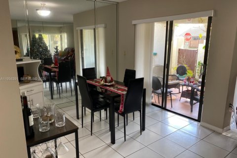 Condominio en alquiler en Miami, Florida, 3 dormitorios, 106.84 m2 № 2011655 - foto 3