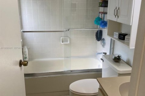 Condominio en alquiler en Miami, Florida, 3 dormitorios, 106.84 m2 № 2011655 - foto 13