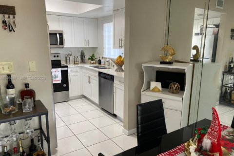 Condominio en alquiler en Miami, Florida, 3 dormitorios, 106.84 m2 № 2011655 - foto 6