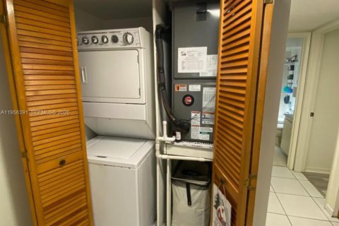 Condominio en alquiler en Miami, Florida, 3 dormitorios, 106.84 m2 № 2011655 - foto 19