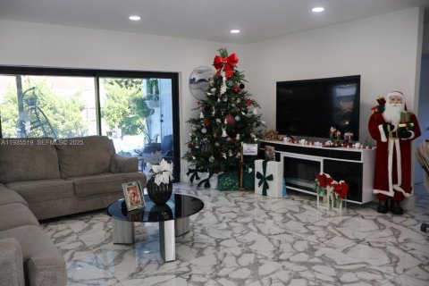 Casa en venta en Miami, Florida, 3 dormitorios, 153.38 m2 № 1993703 - foto 13