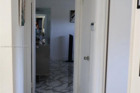 Casa en venta en Miami, Florida, 3 dormitorios, 153.38 m2 № 1993703 - foto 29