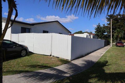 Casa en venta en Miami, Florida, 3 dormitorios, 153.38 m2 № 1993703 - foto 8