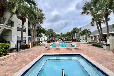 Copropriété à louer à West Palm Beach, Floride: 2 chambres, 67.63 m2 № 2387760 - photo 1