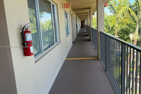 Condo in Pembroke Pines, Florida, 2 bedrooms № 1988209 - photo 2