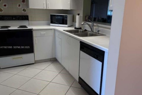 Condo in Pembroke Pines, Florida, 2 bedrooms № 1988209 - photo 6