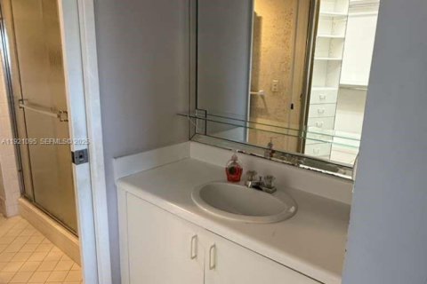 Condo in Pembroke Pines, Florida, 2 bedrooms № 1988209 - photo 17