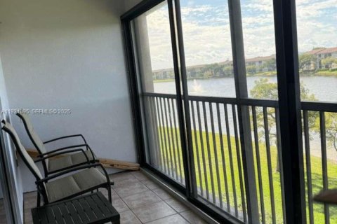 Condo in Pembroke Pines, Florida, 2 bedrooms № 1988209 - photo 23