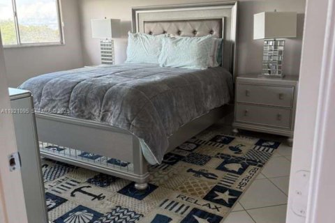 Condo in Pembroke Pines, Florida, 2 bedrooms № 1988209 - photo 14