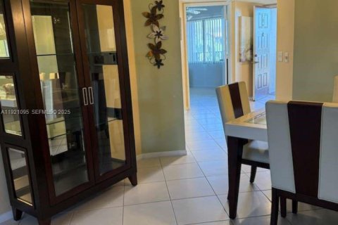Condo in Pembroke Pines, Florida, 2 bedrooms № 1988209 - photo 11