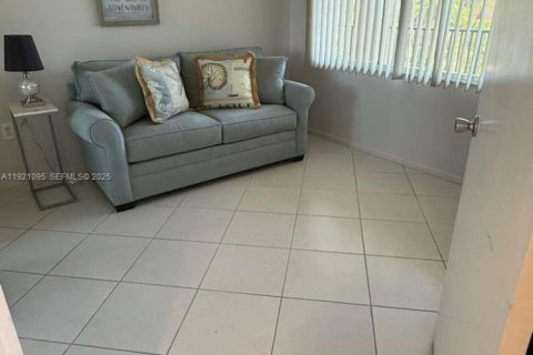 Condo in Pembroke Pines, Florida, 2 bedrooms № 1988209 - photo 19
