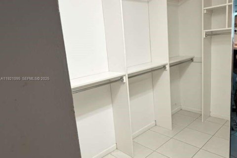 Condo in Pembroke Pines, Florida, 2 bedrooms № 1988209 - photo 16