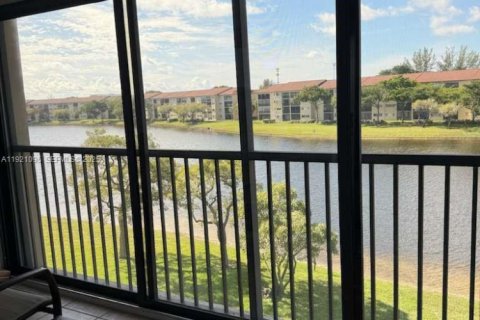 Condo in Pembroke Pines, Florida, 2 bedrooms № 1988209 - photo 21