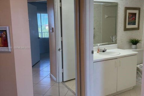 Condo in Pembroke Pines, Florida, 2 bedrooms № 1988209 - photo 9