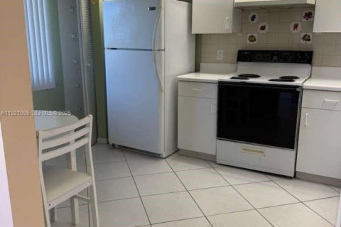 Condo in Pembroke Pines, Florida, 2 bedrooms № 1988209 - photo 7
