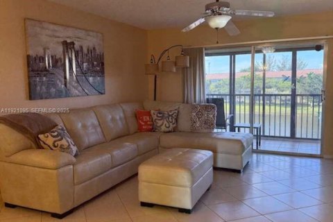 Condo in Pembroke Pines, Florida, 2 bedrooms № 1988209 - photo 12