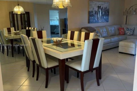 Condo in Pembroke Pines, Florida, 2 bedrooms № 1988209 - photo 10