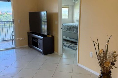 Condo in Pembroke Pines, Florida, 2 bedrooms № 1988209 - photo 13