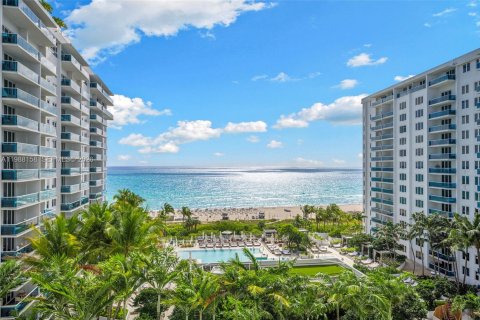 Condo in Miami Beach, Florida, 3 bedrooms  № 2052693 - photo 26