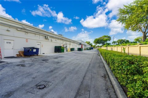 Commercial property in Miami, Florida № 1692531 - photo 5
