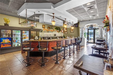 Commercial property in Miami, Florida № 1692531 - photo 2