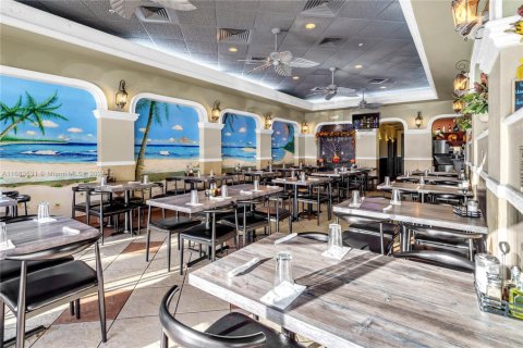 Commercial property in Miami, Florida № 1692531 - photo 1
