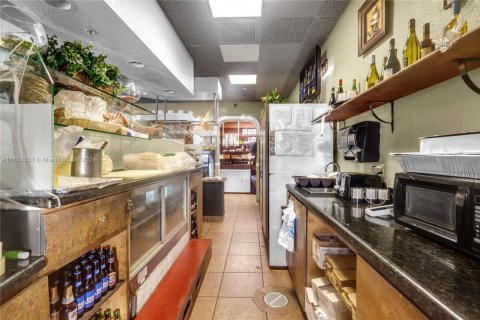 Commercial property in Miami, Florida № 1692531 - photo 12