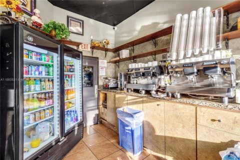 Commercial property in Miami, Florida № 1692531 - photo 16