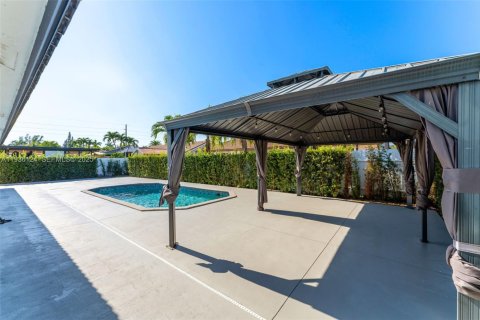 House in Miami, Florida 4 bedrooms, 174.84 sq.m. № 1994238 - photo 28