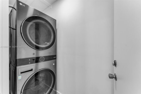 House in Miami, Florida 4 bedrooms, 174.84 sq.m. № 1994238 - photo 12