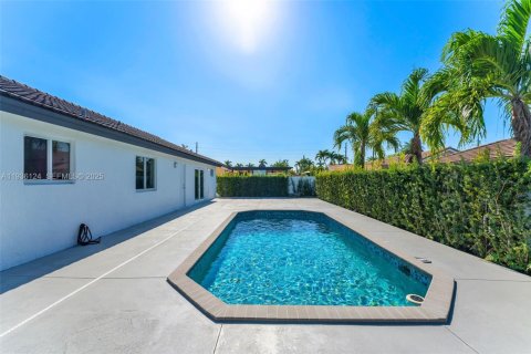 House in Miami, Florida 4 bedrooms, 174.84 sq.m. № 1994238 - photo 29