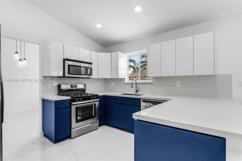 House in Miami, Florida 4 bedrooms, 174.84 sq.m. № 1994238 - photo 9