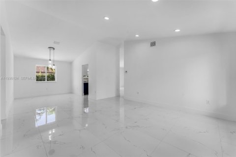 House in Miami, Florida 4 bedrooms, 174.84 sq.m. № 1994238 - photo 7