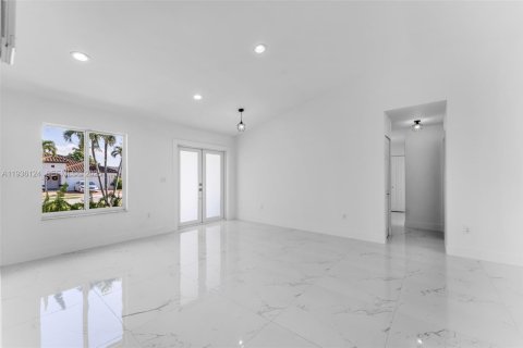 House in Miami, Florida 4 bedrooms, 174.84 sq.m. № 1994238 - photo 5