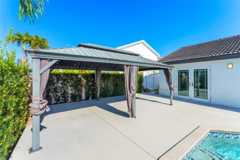 House in Miami, Florida 4 bedrooms, 174.84 sq.m. № 1994238 - photo 30