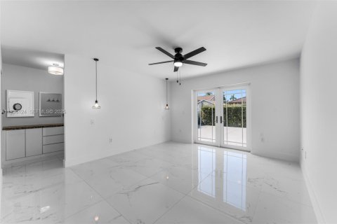 House in Miami, Florida 4 bedrooms, 174.84 sq.m. № 1994238 - photo 15