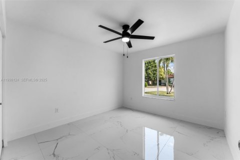 House in Miami, Florida 4 bedrooms, 174.84 sq.m. № 1994238 - photo 22